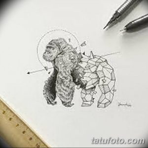 Черно-белое фото эскиза татуировки с изображением головы гориллы, частично выполненной в геометрическом стиле. Рисунок выполнен в стиле графика с детальной проработкой шерсти и морды.